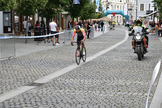 赛充满了吸 赛充满了吸